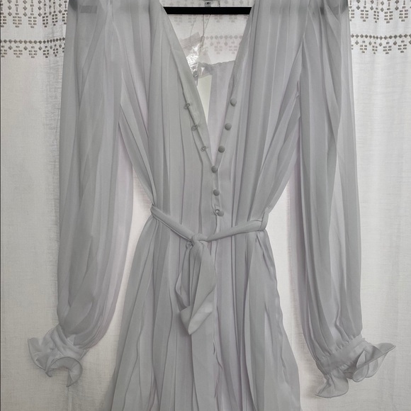 ADORABLE white ruffle pleated romper - Picture 5 of 6